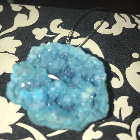 Blue geode necklace with invisible chain new - Picture 3 of 7